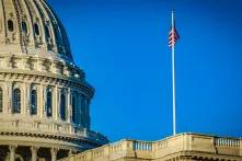 Capitol mit US-Flagge davor