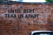 Mit Graffiti beschmierte Ziegelwand. Ein alter Industriekomplex. 
