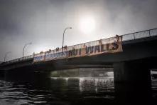 Banner an einer Brücke mit der Aufschrift "Build bridges not walls"