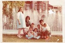 Altes Familienfoto von Çağdaş Eren Yüksel bei der Ankunft seiner Oma in Mönchengladbach, 1970 