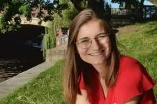 Porträt Mareike Boedefeld mit roter Bluse am Ufer eines Kanals