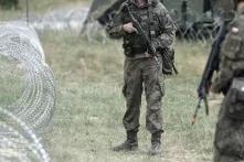 Polen-Soldaten an der Grenze. polnische Soldaten in der Nähe eines Zaunes an der Grenze