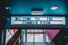 Schriftzug über einer Treppe: "Welcome to the common room"