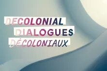 Graue und weiße Tapete mit rosa und schwarzem Farbverlauf - DECOLONIAL - DIALOGUES - DEKOLONIAUX