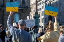 Hamburg 27.02.2022 / Menschen mit blau-gelben Schildern - Protest für die Ukraine« 