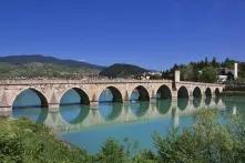 Die Brücke über die Drina oder auch Mehmed-Paša-Sokolović-Brücke (serbokroatisch Most ... in der Stadt als Kontrollpunkt an der Straße von Sarajevo nach Serbien