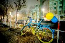 Fahrrad mit Luftballons in den Farben der ukrainischen Flagge