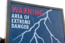 Warnschild Sierra Mountains, Kalifornien