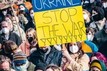 Böll.Thema Verantwortung: Eine Demonstration gegen den Krieg in der Ukraine