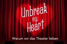 Der Schriftzug Unbreak my Heart ist auf einem Vorhang zu sehen