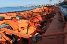 Schwimmwesten liegen in einem Schlauchboot