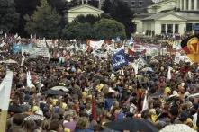 Friedensdemonstration im Bonner Hofgarten 1981, bei der u.a. Heinrich Böll und Petra Kelly sprachen.