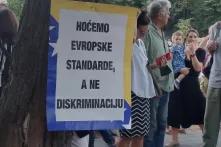 Kundgebung Sararevo, vor dem Büro des Hohen Repräsentaten für Bosnien und Herzegowina:  „Wir wollen europäische Standards, und keine Diskriminierung.“
