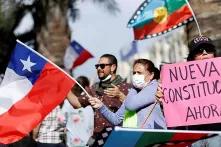 Demo: neben Flagge Plakat mit Aufschrift - Nueva Constitución Ahora