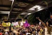 Versammlung von Menschen in Brasilien unter dem Santa-Tereza-Viadukt in der Innenstadt von Belo Horizonte, um der vor einem Jahr ermordeten Marielle Franco und des Fahrers Anderson Gomes zu gedenken.