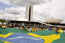 Menschen protestieren und halten die brasilianische Flagge