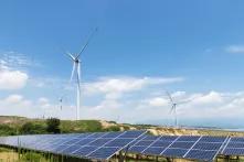 Windräder und Photovoltaikalagen in einer Landschaft