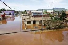 Straßen in einem Vorort von Sao Paulo stehen unter Wasser