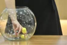 Mit Kinderüberraschung zum Wahlergebnis in Bosnien und Herzegowina rundes Glas, Los in gelben Plastikkapseln wird gezogen