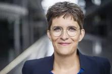 Ann Lührmann blickt in die Kamera