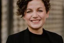 Barbara Mittelhammer blickt in die Kamera