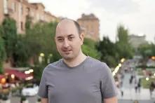 Tigran Grigoryan steht vor einer Straße