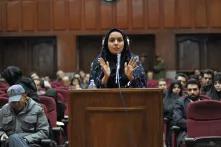 Reyhaneh Jabbari steht am Rednerpult und redet