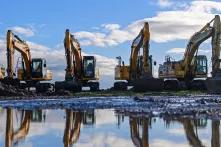 Vier Bagger stehen in Magdeburg nebeneinander