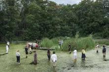 Mehrere Menschen stehen beim Floating University im Wasser