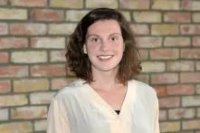 Elena Gnant blickt in die Kamera und lächelt