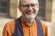 Matias Mieth blickt in die Kamera und lächelt