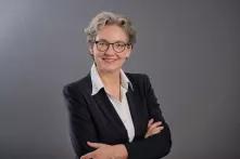 Ein Porträt von Christiane Averbeck . Sie blickt lächelnd in die Kamera