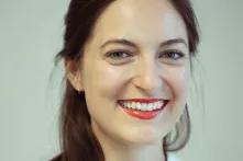 Porträt Laura Hofmann. Sie blickt lächelnd in die Kamera