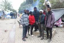 "Usman Siseh und Richard Fomjeh aus Sierra Leone und Eric Zewolo aus Liberia leben seit zwei Wochen auf der Straße vor dem Hauptqaurtier der internationalen Organisation für Migration (IOM). Sie berichten von Drohungen und Steinwürfen auf den Straßen von Tunis."