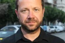 Porträt von Mirco Keilberth auf einer Straße