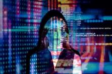 Weibliche Person auf die Code projeziert wird
