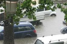 Überschwemmung Kalibrien - Autos auf wasserüberfluteter Straße Überschwemmung Kalibrien - Autos auf wasserüberfluteter Straße