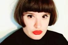 Katharina Klappheck blickt in die Kamera. Nahaufnahme. Sie trägt roten Lippenstift und hat einen kurzen Haarschnitt.