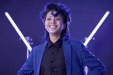 Ein Drag King trägt blau vor einem blauen Hintergrund