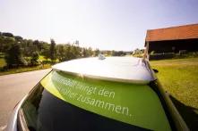 Auf der Heckscheibe eines Autos steht "garantiert mobil! bringt den Odenwaldkreis näher zusammen"