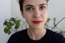 Marie Koval blickt in die Kamera