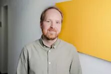 Florian Schikowski blickt lächelnd in die Kamera