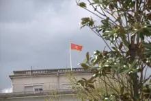 Die Flagge von Montenegro auf einem Gebäude