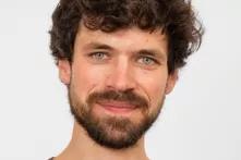 Paul Schneider Porträt vor einem weißen Hintergrund