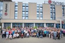 Mitglieder des Bürgerrates Demokratie vor einem Hotel in Leipzig