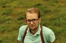 Simo Wehden sitzt auf einer Wiese