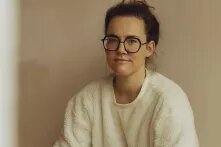 Katja Diehl Porträt. Sie trägt einen weißen Pullover.
