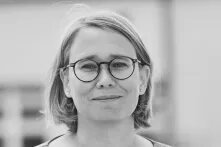 Charlotte Holzum Porträt Schwarz-weiß
