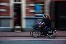 Zwei Personen fahren auf Fahrrädern durch die Stadt