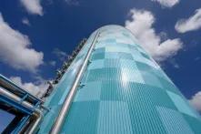Gigantischer blau-weiß karrierter Turm mikt Metalltreppe an der rechten Seite